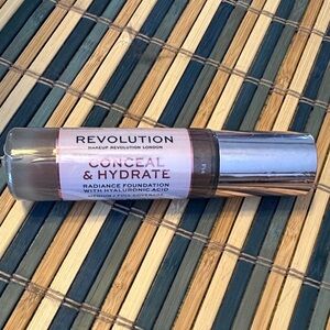 Revolution Conceal & Hydrate Radiance Foundation - Cream color F14